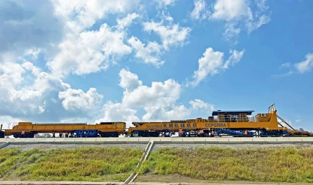 突破200公里！“鵬來號”鋪軌機見證中國速度